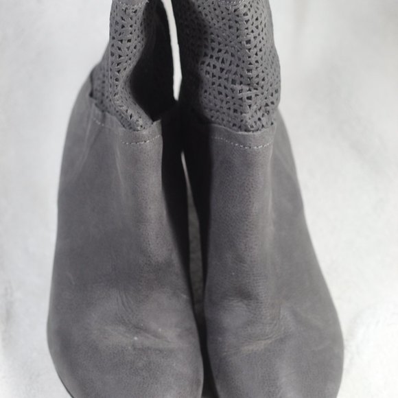 Cordani Size 9 Gray Perforated Shaft Genuine Italian Leather Heeled Ankle Boots - Picture 2 of 4